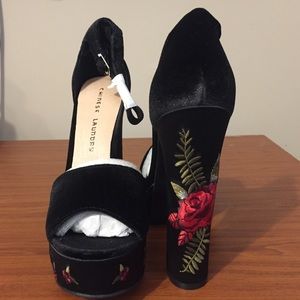 FLASH SALE 💥 Chinese Laundry embroidered platform
